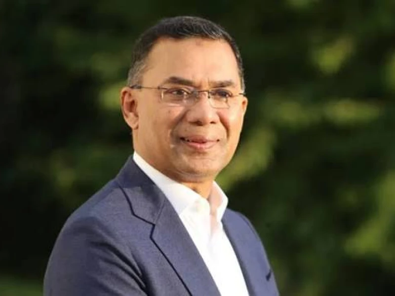 Tarique Rahman listens to NTRCA job seekers’ grievances on the street